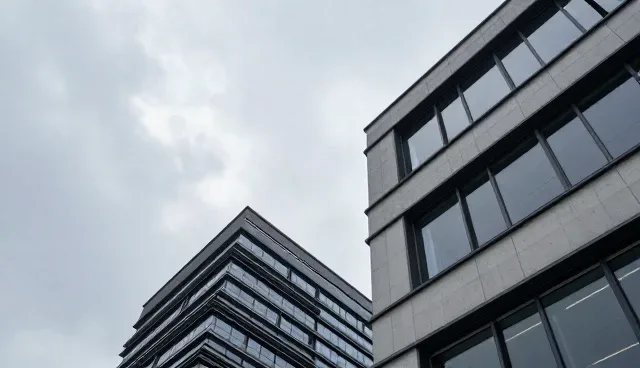 商务代理在不同市场环境中的性能表现分析